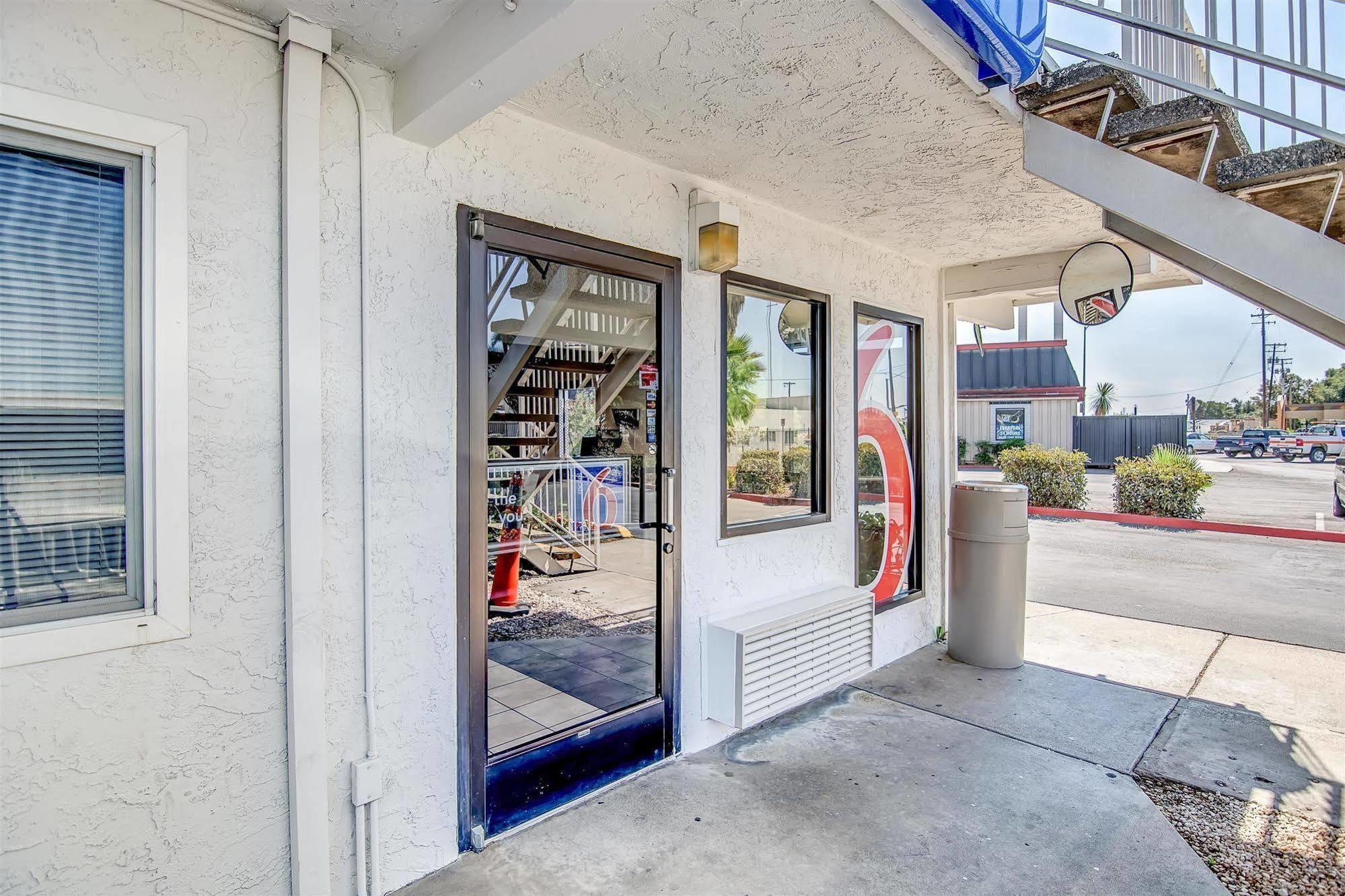 Hotel 6-stockton, Ca - Charter Way West 2*