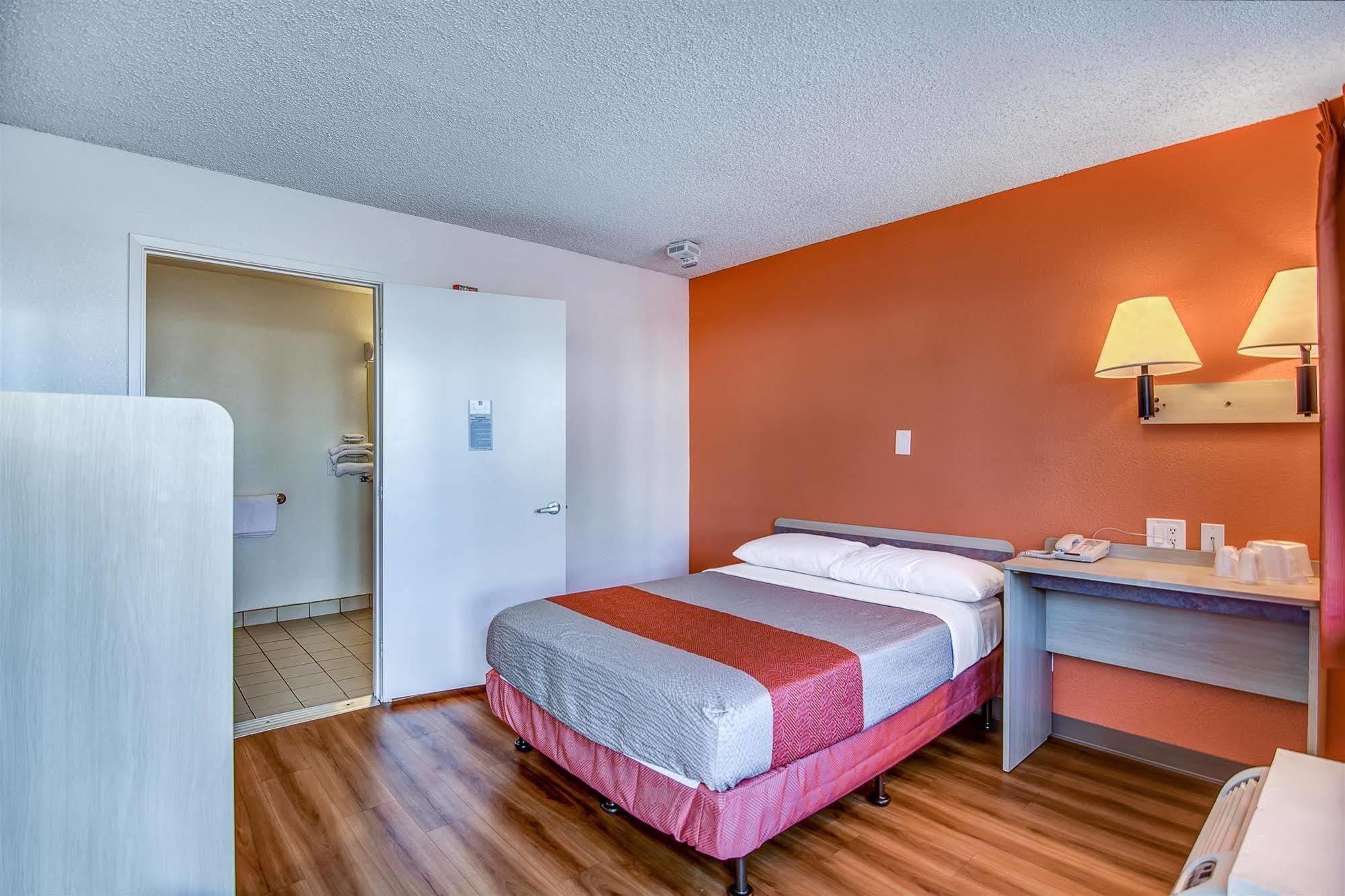 Hotel 6-stockton, Ca - Charter Way West 2*