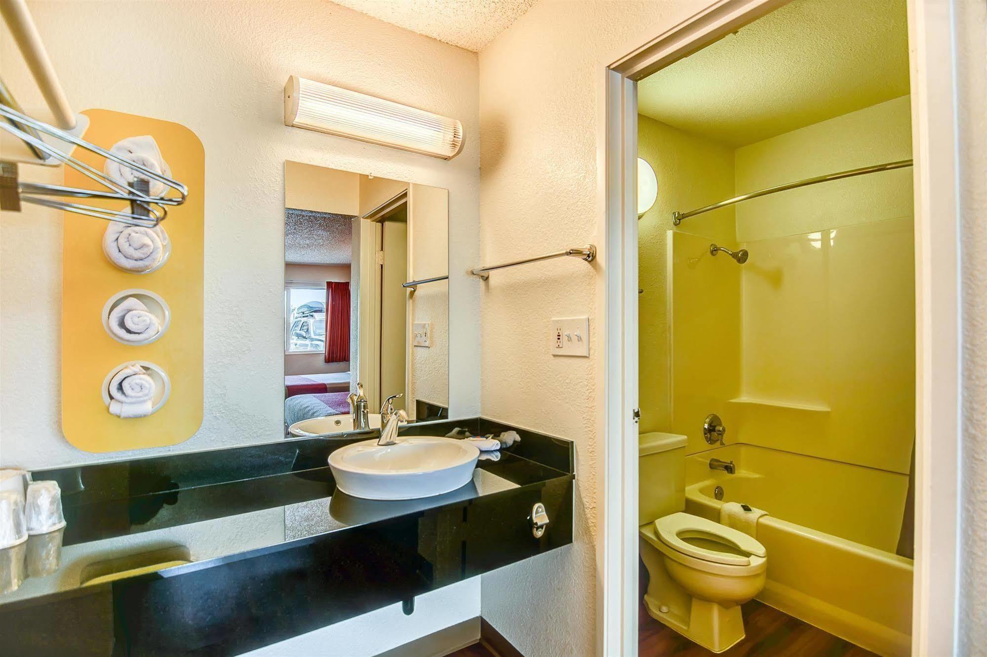 Hotel 6-stockton, Ca - Charter Way West 2*