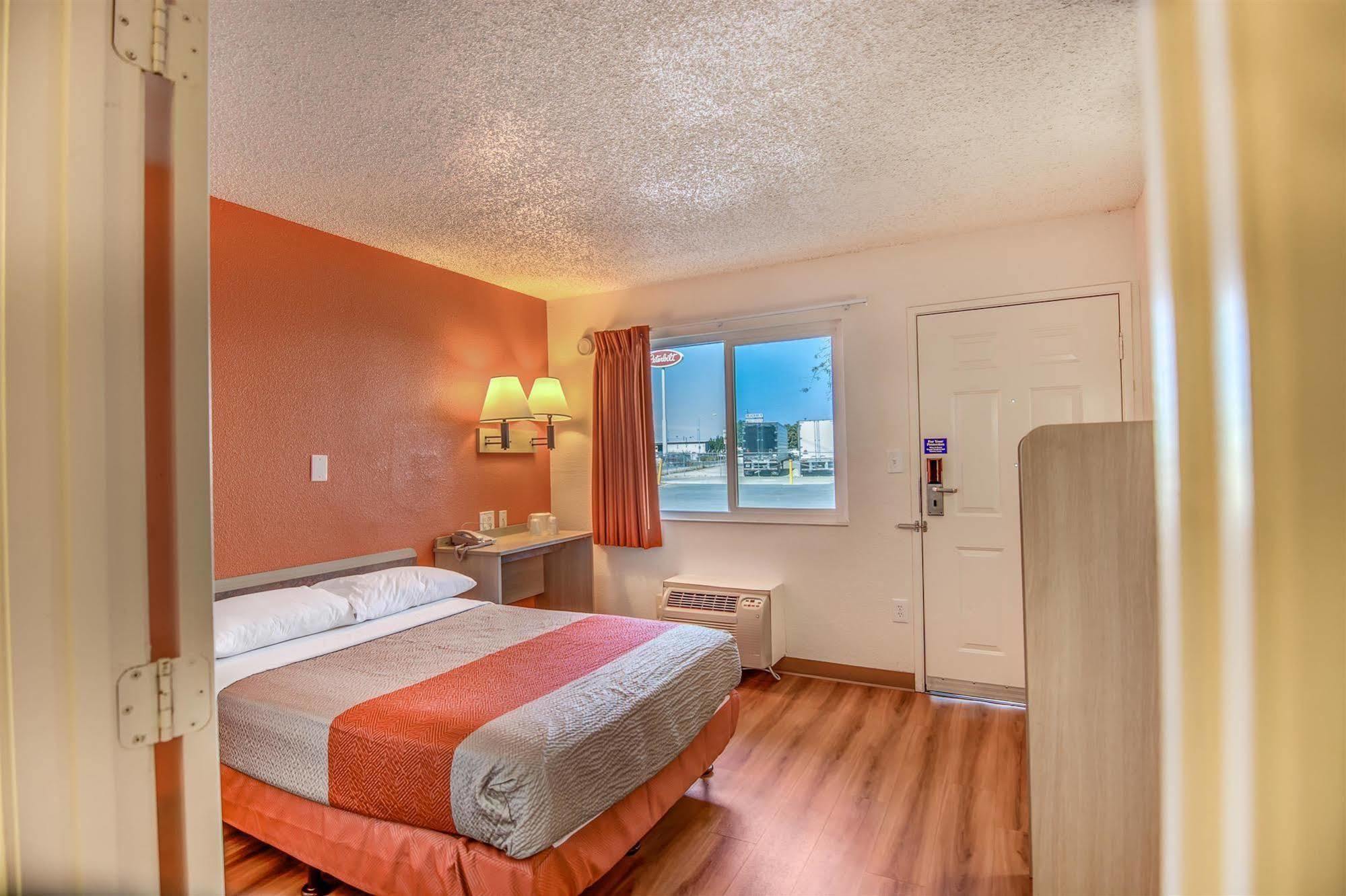 Hotel 6-stockton, Ca - Charter Way West